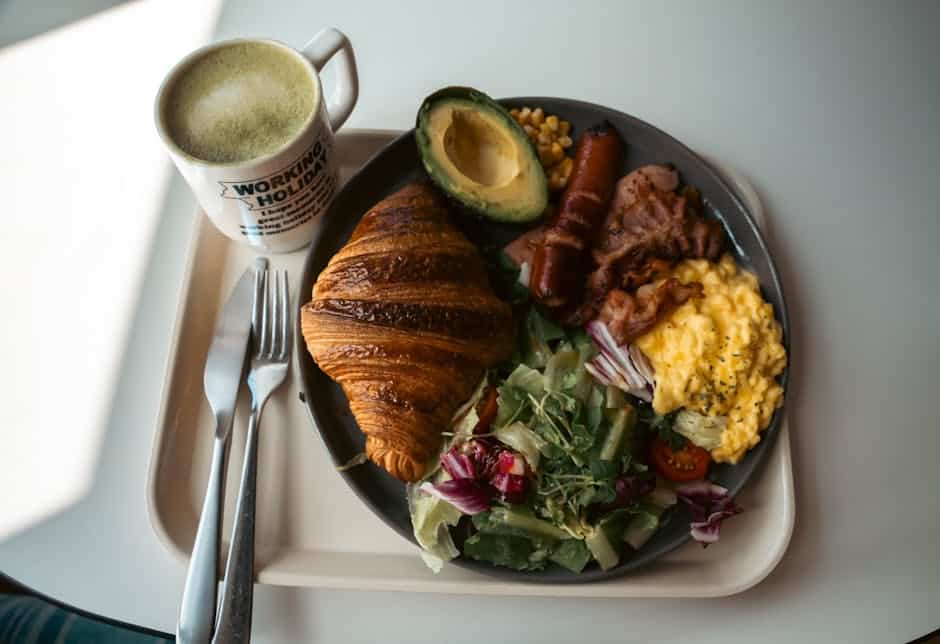 avocado egg scramble under 300 calories