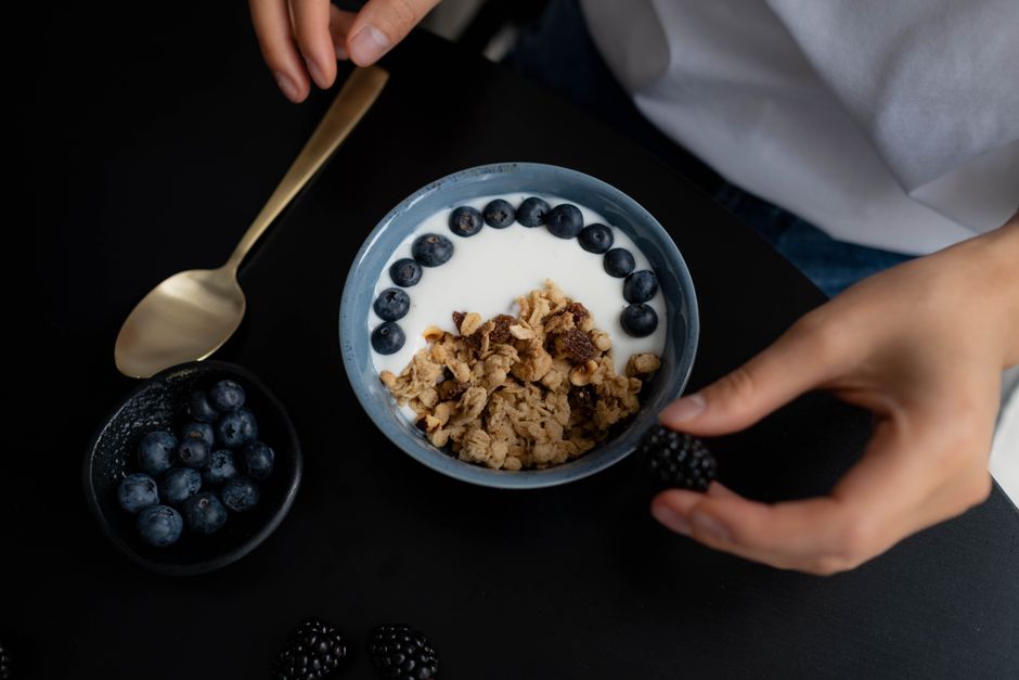 greek yoghurt with berries: low calorie
