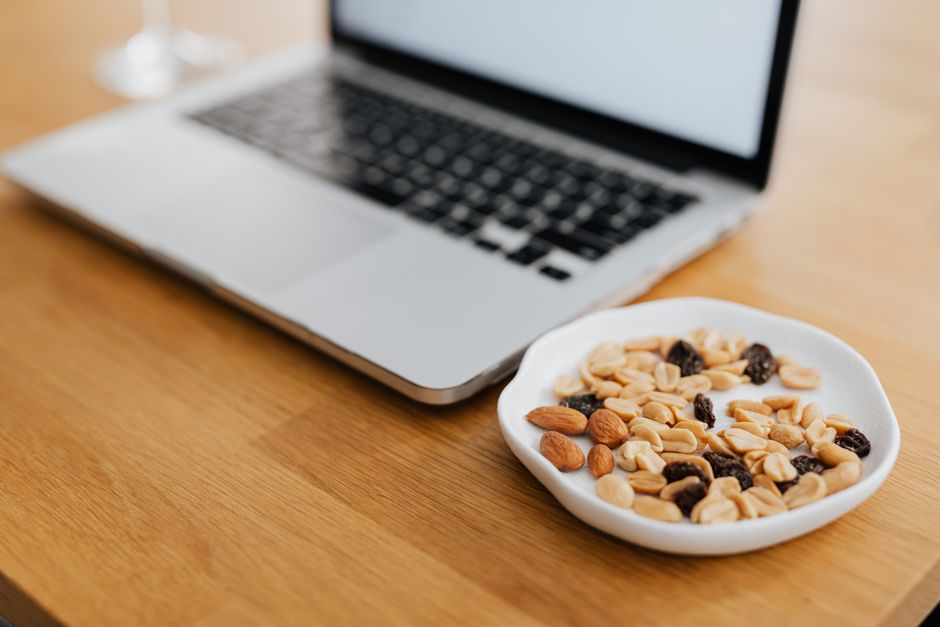 are peanuts and raisins good
