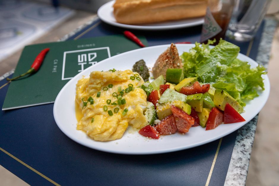 what to eat with scrambled